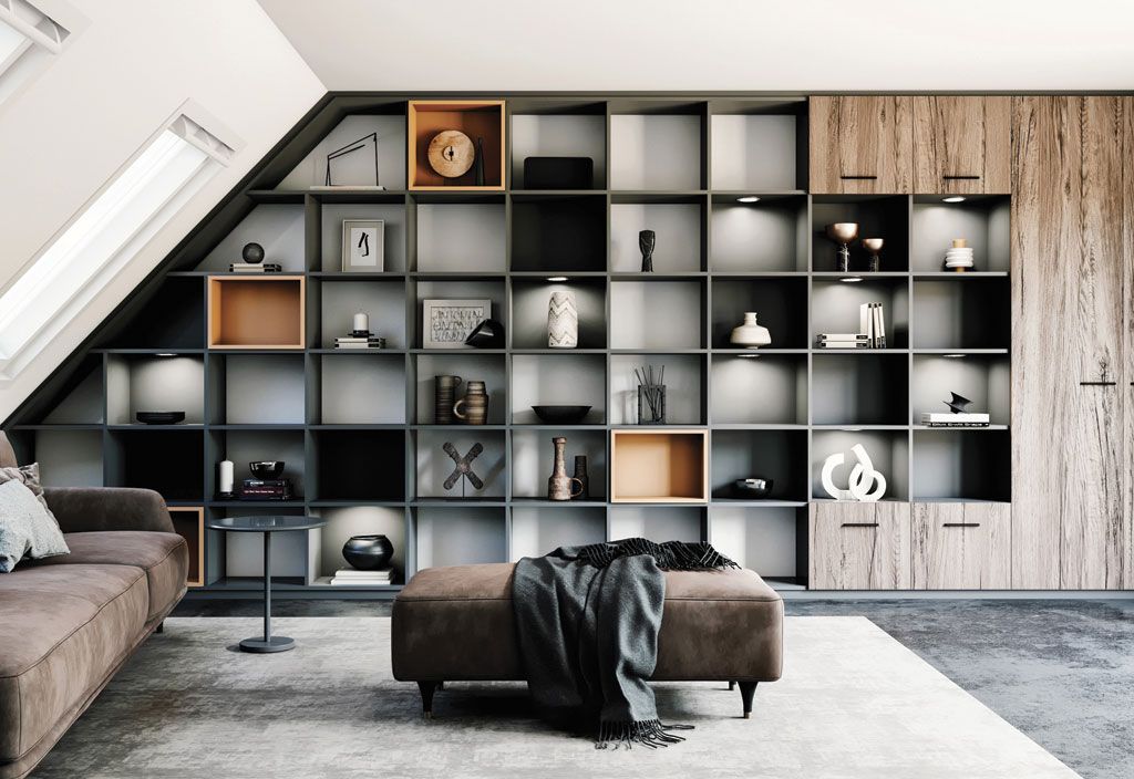 Bibliothèque sous pente avec rangements sur mesure dans salon